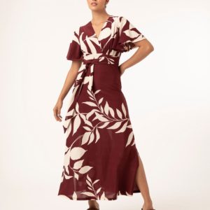vestido midi folhagens com faixa para amarrar vinho