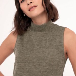 vestido curto canelado gola alta verde militar