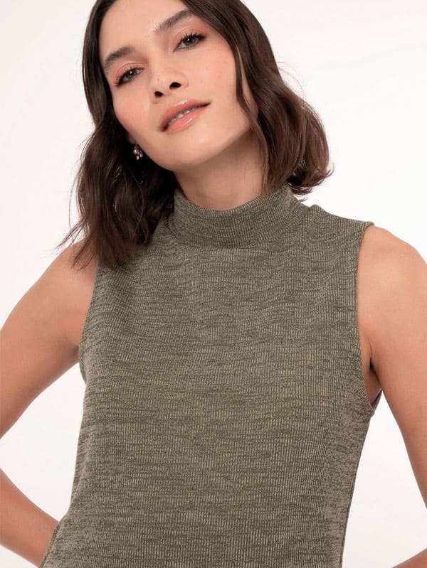 vestido curto canelado gola alta verde militar